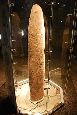 Detalle de las inscripciones grabadas en el Menhir de Mollet en Cataluña.