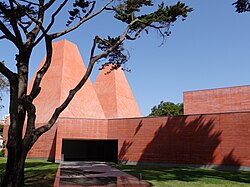 Fachada y volúmenes de la Casa das Histórias Paula Rego en Cascais
