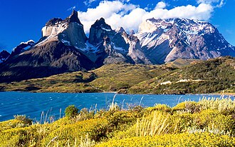 Paisaje montañoso y lacustre de la Patagonia occidental
