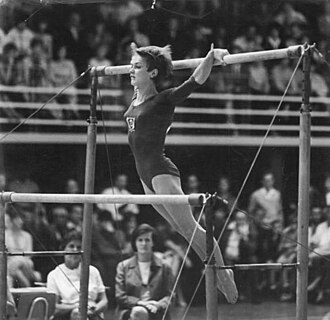 Karin Janz ejecutando un ejercicio en las barras asimétricas en los Juegos Olímpicos de México 1968.