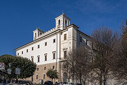 Fachada y jardines de la Villa Médici en Roma