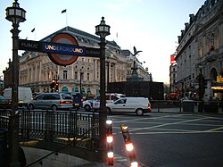 Entrada a la estación de metro en Piccadilly Circus