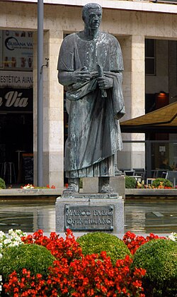 Estatua de Quintiliano en Logroño, parte del conjunto escultórico de la Fuente de los Ilustres