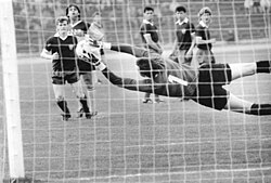 Vista del dorsal número uno comúnmente utilizado por el portero titular.