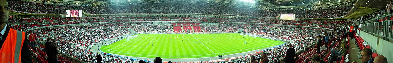 Vista panorámica nocturna del Estadio de Wembley