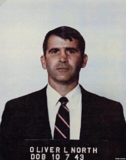 Fotografía de Oliver North después de su arresto.