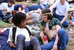 Dos personas en el Festival de Woodstock de 1969.