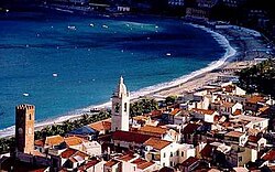 Vista panorámica de la costa y el municipio de Noli