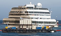 El Costa Concordia adrizado en septiembre de 2013