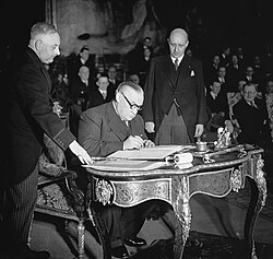 Fotografía histórica relacionada con el Tratado de Bruselas de 1948