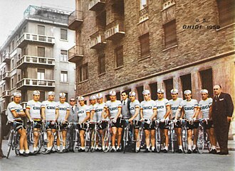 Ciclistas del equipo Ghigi en una carrera