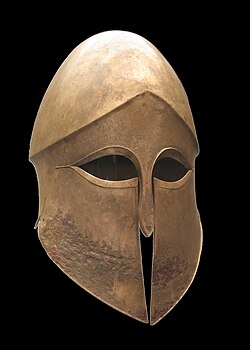 Casco de bronce de tipo corintio conservado en colecciones arqueológicas.