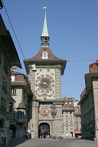 Torre Zytgloggeturm vista desde una perspectiva urbana en Berna.