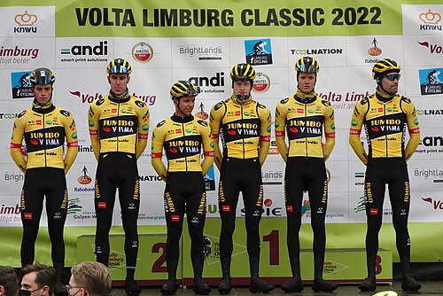 Fotografía general representativa del equipo ciclista en competición