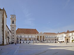 Fachada y elementos arquitectónicos de la Alta y Sofía en la Universidad de Coímbra