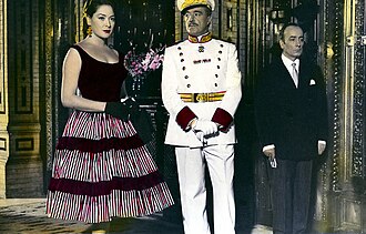 Vittorio De Sica vestido de blanco junto a la actriz Columba Domínguez.