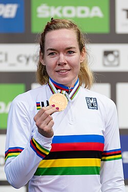 Anna van der Breggen compitiendo en su disciplina
