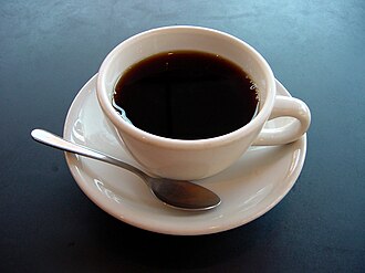 Taza de cerámica con café caliente.