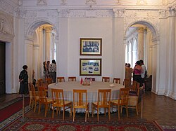 Mesa de conferencias en el salón principal del Palacio de Livadia.