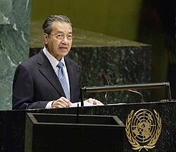 Mahathir Mohamad discursando ante la Asamblea General en 2003