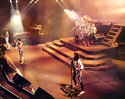 Queen en vivo durante el The Works Tour en 1984