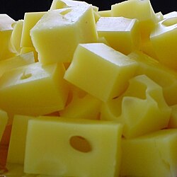 Queso Emmental típico de Suiza