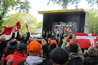 Jakob Fuglsang celebrando su victoria