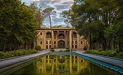 Vista del Palacio Hasht-Behesht de arquitectura persa.