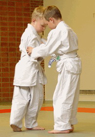 Niños practicando judo