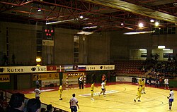 Interior del Polideportivo de Ipurúa durante un partido entre la Juventud Deportiva Arrate y el Club Balonmano Valladolid en 2007