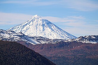 Vista general del Volcán Lanín con su cumbre nevada