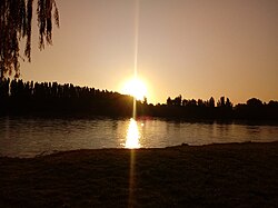 Atardecer sobre el río en la localidad de Choele Choel