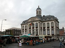 Mercado local frente al Ayuntamiento de Verviers