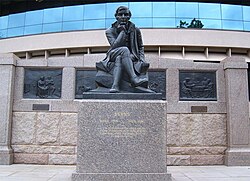 Estatua de Robert Burns en Canberra con versos en escocés.