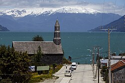Iglesia de Cochamó frente al estuario de Reloncaví