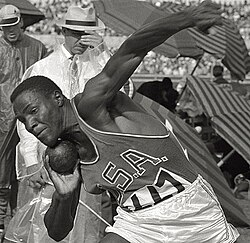 Rafer Johnson compitiendo en el lanzamiento de peso durante los Juegos Olímpicos de Roma en 1960