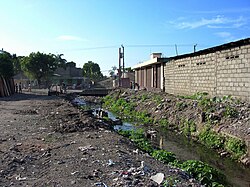 Residuos en el suelo y canales de drenaje bloqueados en Cabo Haitiano, Haití.