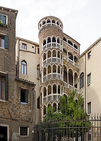 Vista detallada de los arcos y la estructura del Palacio Contarini del Bovolo en Venecia