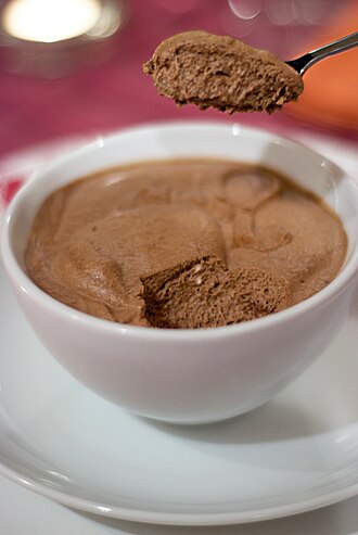 Plato decorado con postre mousse