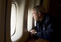El presidente Bush examina las áreas anegadas desde el Air Force One