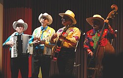 Una banda interpretando música country con instrumentos tradicionales