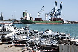 Infraestructura portuaria y portacontenedores en el Puerto de Yibuti