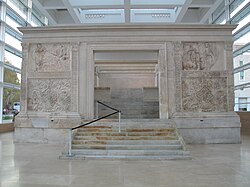 Vista frontal del monumento clásico Ara Pacis en Roma