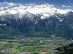 Paisaje nevado en los Alpes a finales de abril