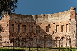 Estructuras subterráneas de la Domus Aurea situadas bajo las ruinas de las Termas de Trajano