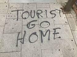 Pintada contra el turismo de masas en Barcelona.