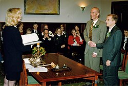Pareja celebrando matrimonio igualitario
