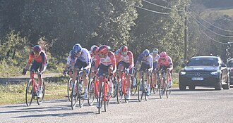 Ciclistas compitiendo en la Estrella de Bessèges 2023
