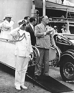 El presidente Roosevelt desembarca del USS Tuscaloosa