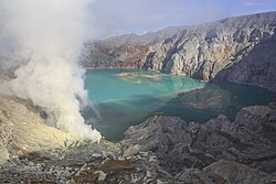 Lago del cráter del volcán Ijen en Indonesia con aguas ácidas.